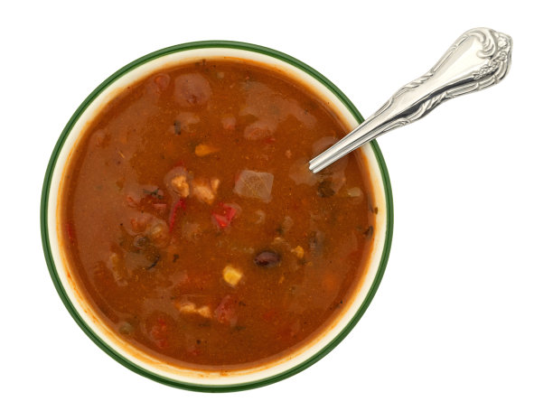 顶视图一碗鸡肉玉米饼汤与勺子在食物孤立在一个白色的背景。图片下载