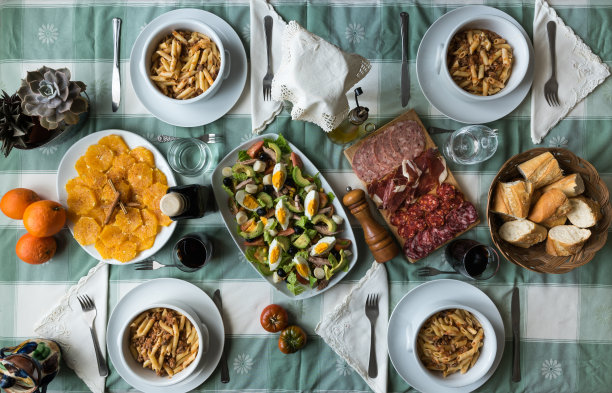 通心粉配沙拉，香肠，面包和桔子配肉桂。图片下载