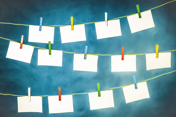 空白卡片——照片挂在绳子上，有彩色的扣环图片下载