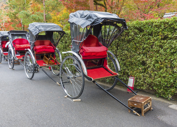 在日本京都岚山旅游观光的人力车图片下载