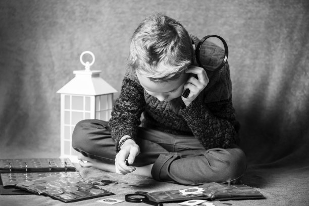 男孩钱币收藏家收集旧硬币，一本有硬币的相册图片下载