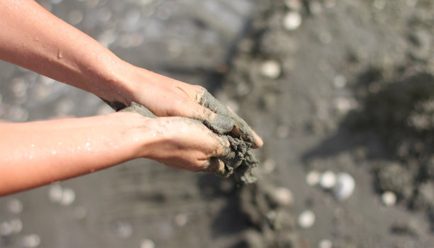 人的双手揉皱新鲜粘土，海中的样本，旗帜图片下载