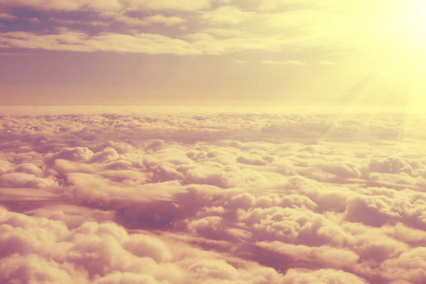 天上云雾景观从高空飞行，暖色调处理图片下载