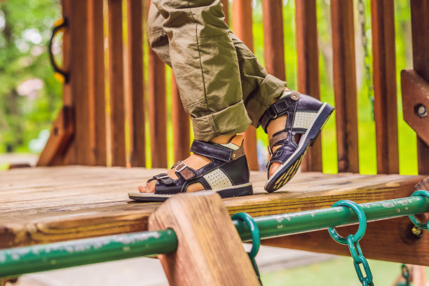 儿童矫形鞋穿在男孩的脚上图片下载