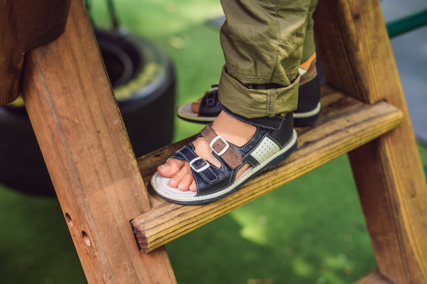 儿童矫形鞋穿在男孩的脚上图片下载