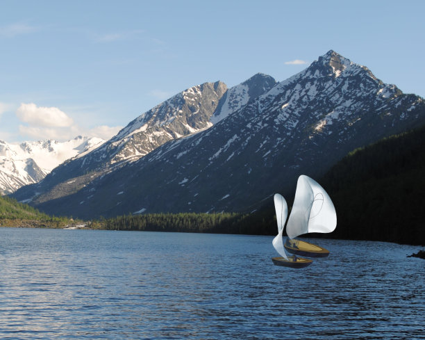 山上湖面上泛起白帆的游艇图片下载