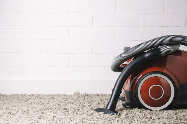 现代红色吸尘器在地毯的背景图片下载