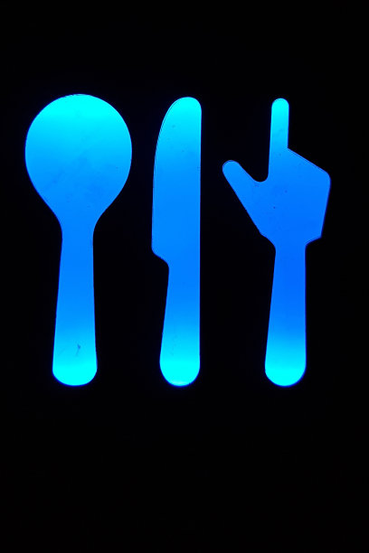 彩色标志喂塞和汤匙特写。图片下载