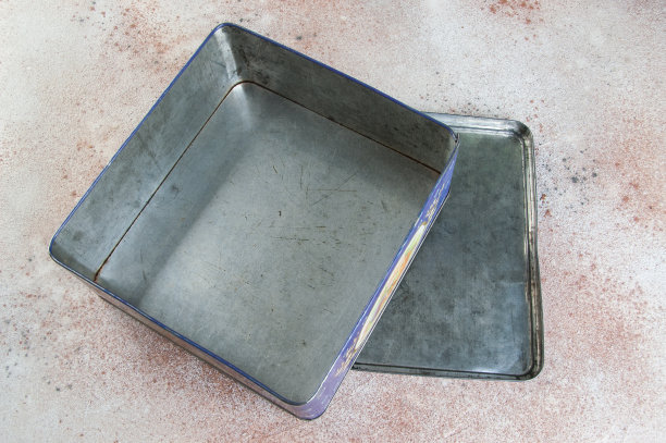 打开古老的紫色锡盒图片下载