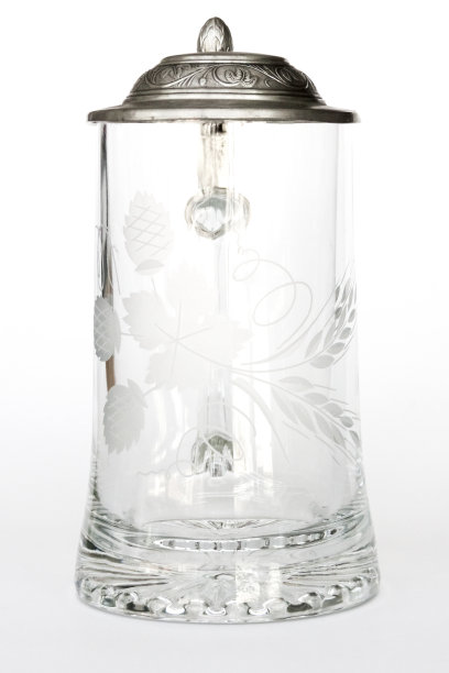 复古啤酒玻璃与金属盖上白色背景-照片图片下载