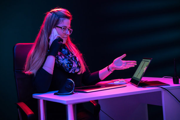 年轻女子插画平面设计师在电话中讨论工作图片下载