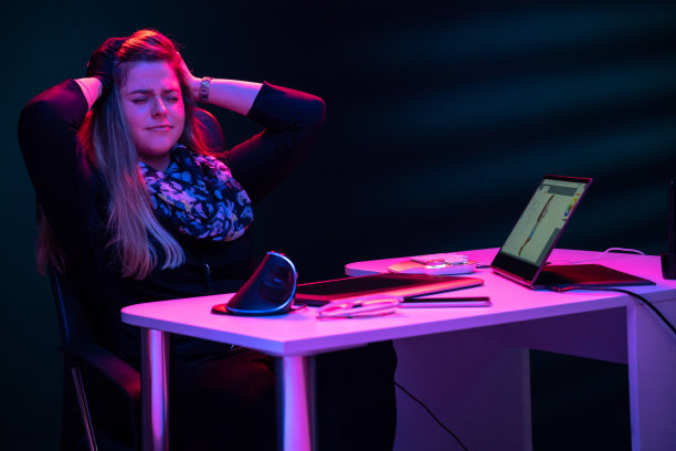 女插画师平面设计师不高兴有头痛图片下载