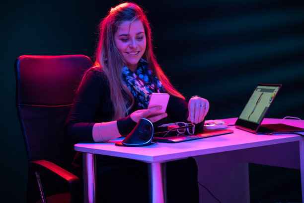 女孩插画平面设计师使用智能手机图片下载