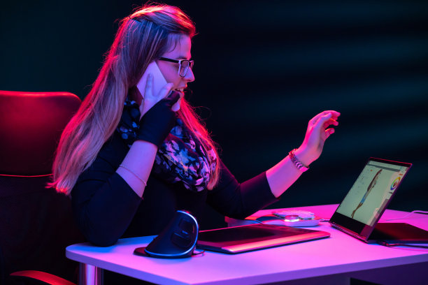 年轻女子插画平面设计师讨论设计工作在她的智能手机图片下载