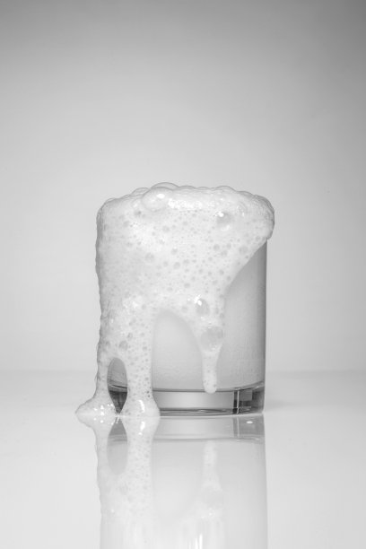 苏打水大玻璃。满是泡泡的苏打水。图片下载