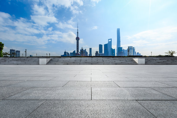 上海空荡荡的广场楼层和背光的城市天际线图片下载