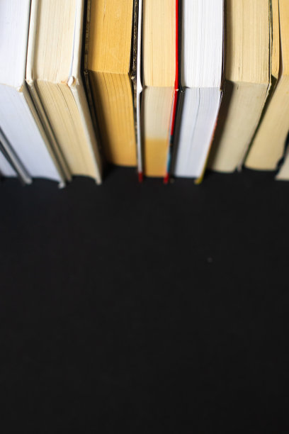 以黑色为背景的一堆书图片下载