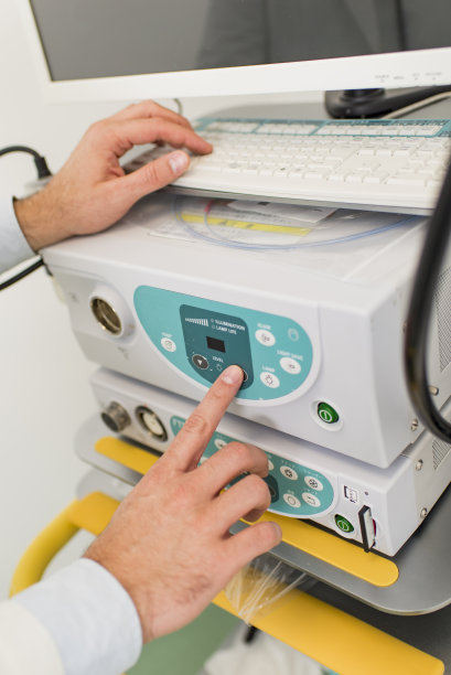 在医疗诊所使用内窥镜设备的医生图片下载