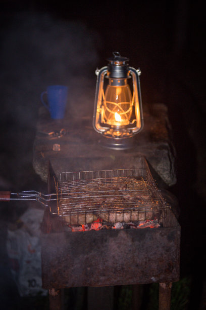 煤油灯在黑暗中发光图片下载