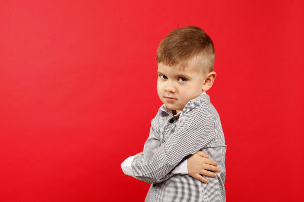 小男孩4年不快乐图片下载