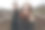时尚时髦的女人和男人在风大的秋天公园摆姿势。感性的氛围时刻与文本空间。时尚酷夫妇创意照片图片下载