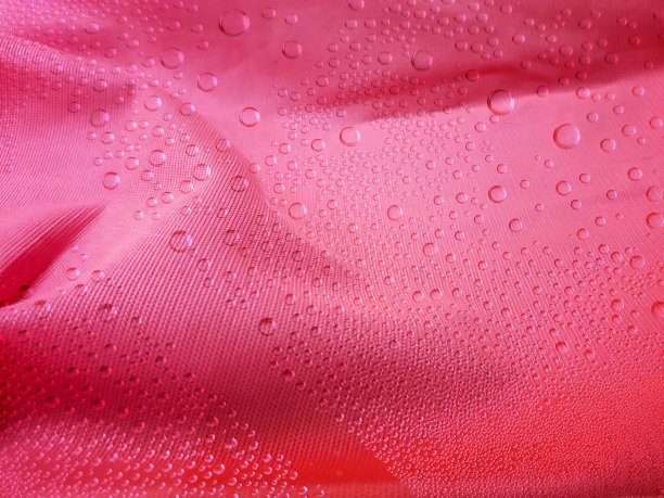 水滴和粉红色的织物混在一起。图片下载
