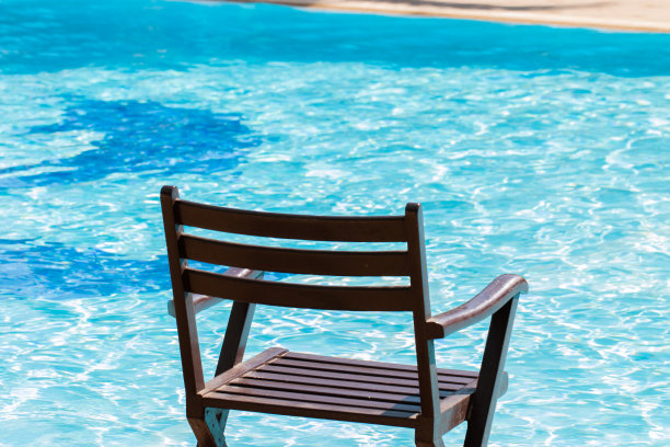 帆布躺椅，豪华游泳池，蓝色的海水，适合夏季旅游度假的海滩。放松的旅行概念图片下载