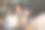 妈妈和女儿一起在卧室里使用智能手机和笔记本电脑。图片下载