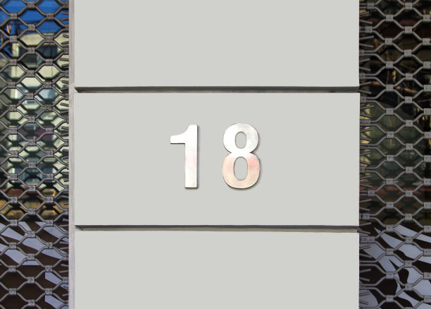 银色金属号18挂灰色的墙图片下载