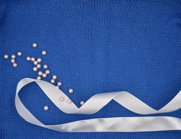 蓝色针织图案，白色绸缎蕾丝和珍珠珠图片下载