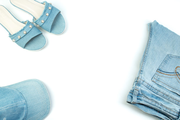 旅游、度假的概念。牛仔帽，牛仔布，牛仔裤在一个白色的背景。前视图。图片下载