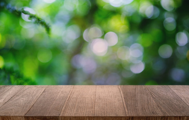空荡荡的深色木桌前面抽象模糊的散景餐厅背景。可用于展示或蒙太奇您的产品。模拟空间。图片下载