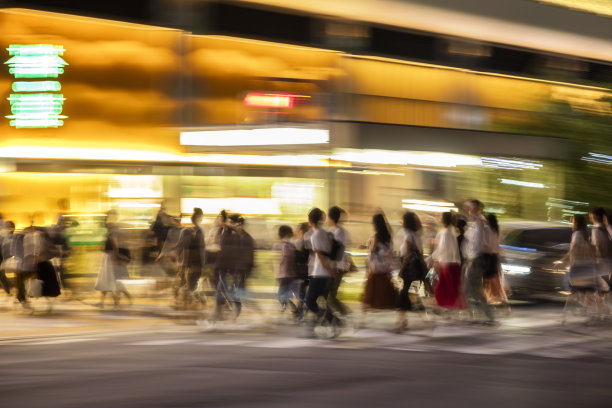 日本东京黄昏时穿过马路的人群图片下载