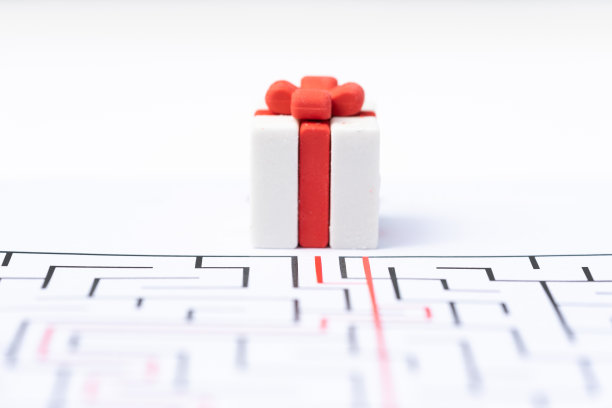 在迷宫或迷宫中的礼盒。业务概念，寻找解决方案，战略和业务机会。图片下载