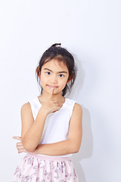 亚洲女孩的孩子在房间明亮的灰色墙壁图片下载