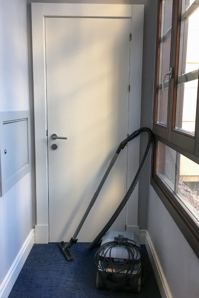旅馆走廊的吸尘器图片下载
