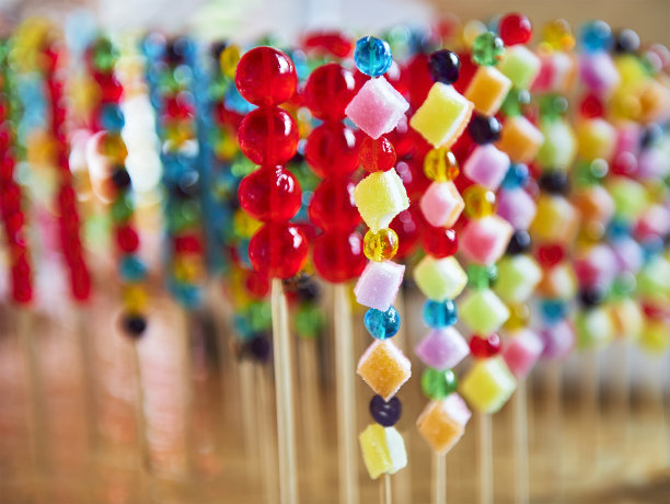 五颜六色的糖果放在木棍上出售在泰国图片下载