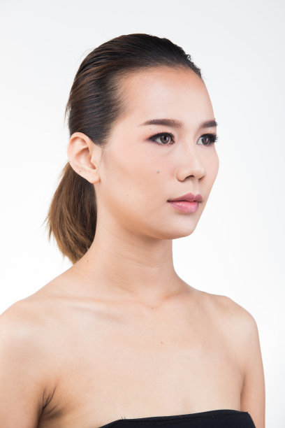亚洲女人化妆后的发型图片下载