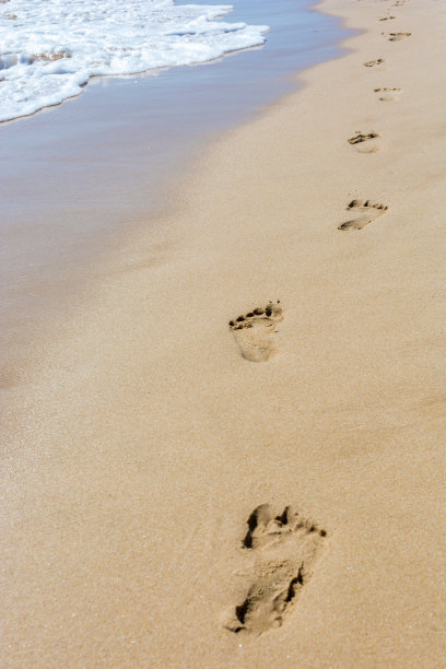 沙滩上的脚印图片下载