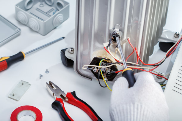 电工工作的特写。修复的概念。图片下载