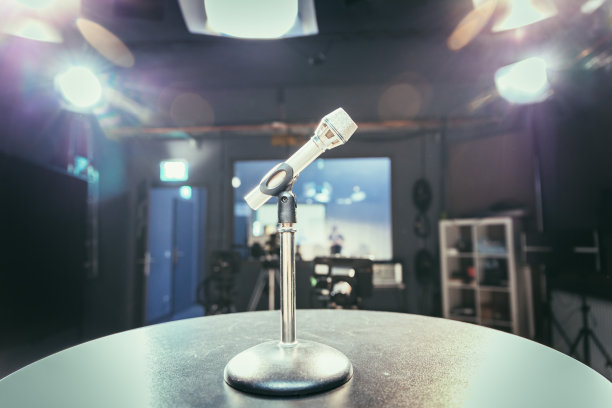 台上的讲者:年轻的白人男子正对着麦克风讲话图片下载