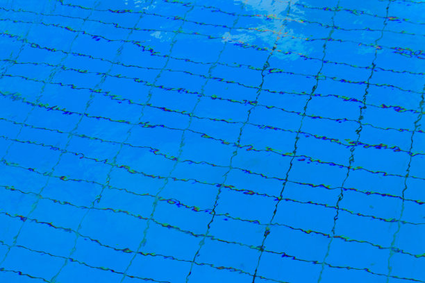 游泳池中的水的纹理作为背景。蓝色的游泳池表面图片下载