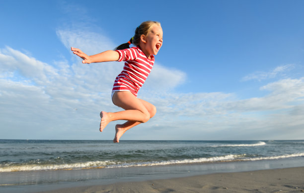 夏日沙滩上的漂亮女孩。图片下载
