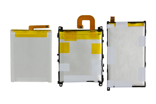 可充电的智能手机电池。白色背景特写上的几节手机电池。图片下载