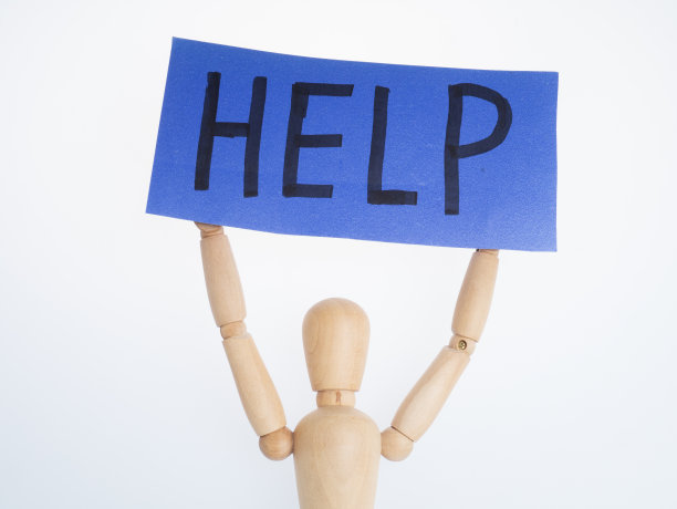 帮助-木制人形娃娃举起“帮助”图片下载