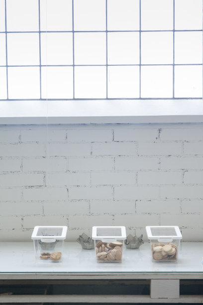 甜点的选择。玻璃罐里的饼干和饼干放在窗口。图片下载