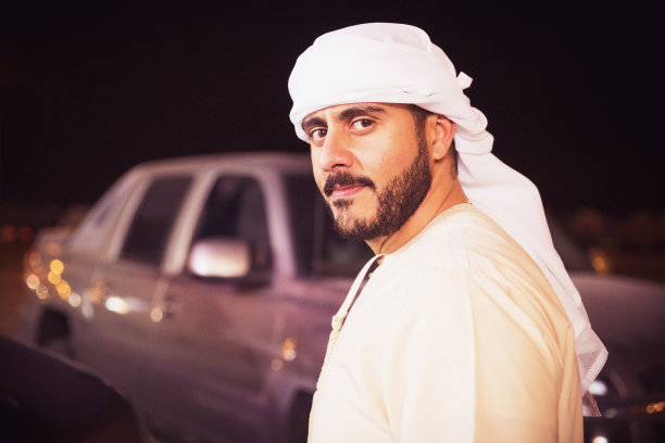 英俊的阿拉伯男人肖像图片下载