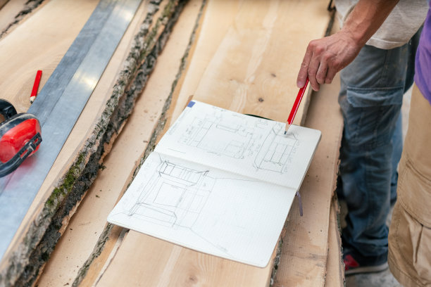 木头设计概念。在车库或工作室开始制作家具时，工人手拿铅笔的侧面照片演示方案图片下载