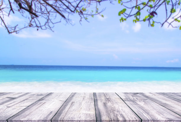 木桌和美丽的大海与沙滩背景图片下载
