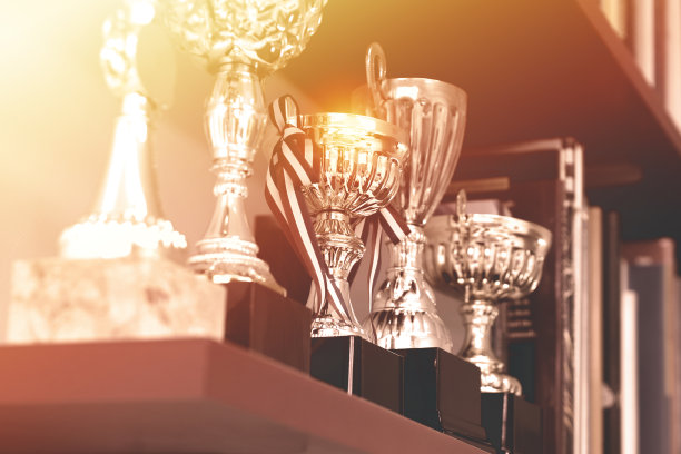 架子上的奖杯组图片下载